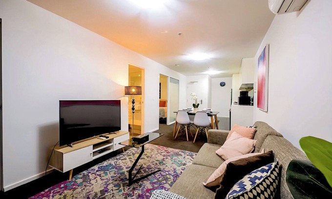 Southbank Apartamento | 2Br Stay with Free Parking, Gym & Pool, near Crown Casino & Melbourne Skydeck