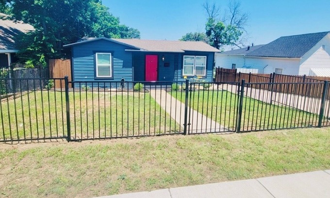 Fort Worth Casa | Cowtown Honey Hive - Walk to Heart of Stockyards!
