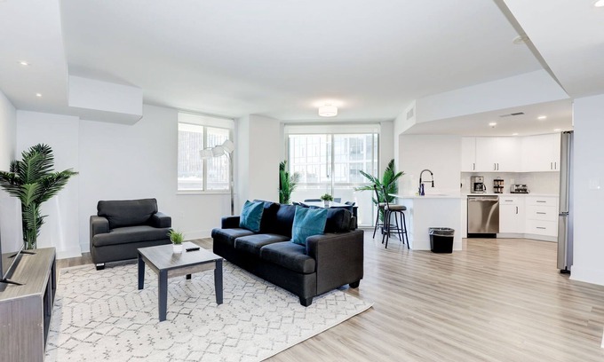 Crystal City Apartamento | 2BR Urban Oasis, DC Access with Lux Comforts