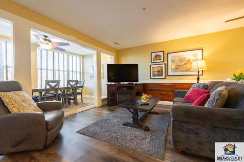 Branson Casa | 2BR Walk-In Condo - Near the 76 Strip - Pool - FREE TICKETS INCLUDED - CLC-7