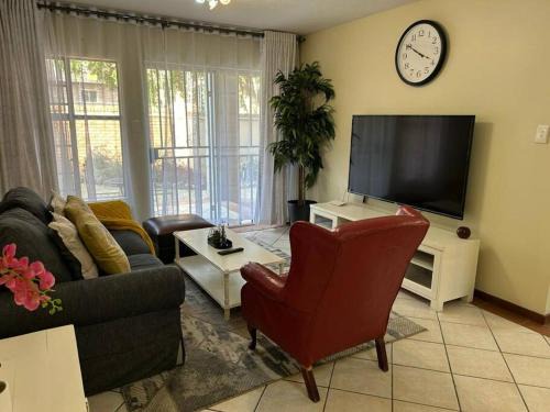 Die Hoewes Apartamento | 2c - 4 No load shedding 2bed 2bath with garden