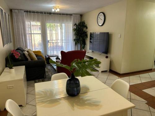 Die Hoewes Apartamento | 2e - No load shedding 2 bed home to relax into