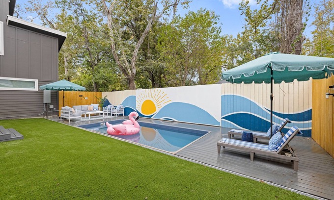 East MLK Casa | 2Home 9BR - 2 Heated Pools, Fire Pit + Epic Murals