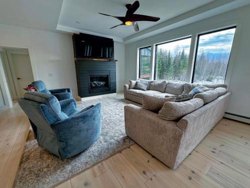 Franconia Casa | 2M New rustic contemporary home with stunning views, great amenities and perfect private location.