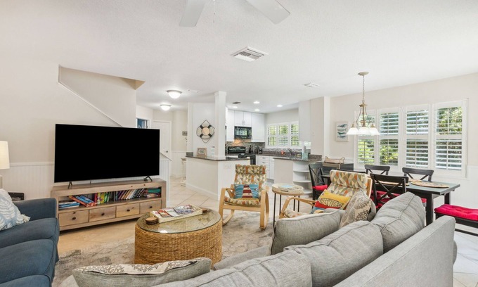 American Beach Condominio | 2min walk to beach! Dog Friendly! Pool View. Close to The Ritz Carlton!
