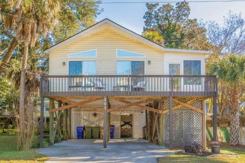Folly Beach Casa | 2nd Block E Huron - Keep Palm - Adorable House Minutes from the Beach