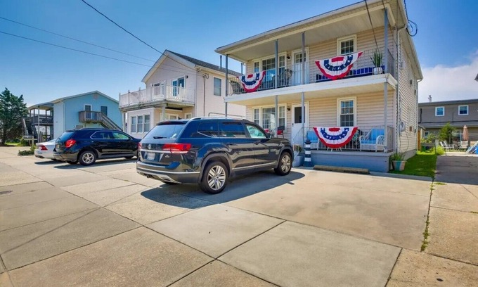 North Wildwood Apartamento | 2nd Floor 3-bedroom unit in beautiful North Wildwood-block to the beach!