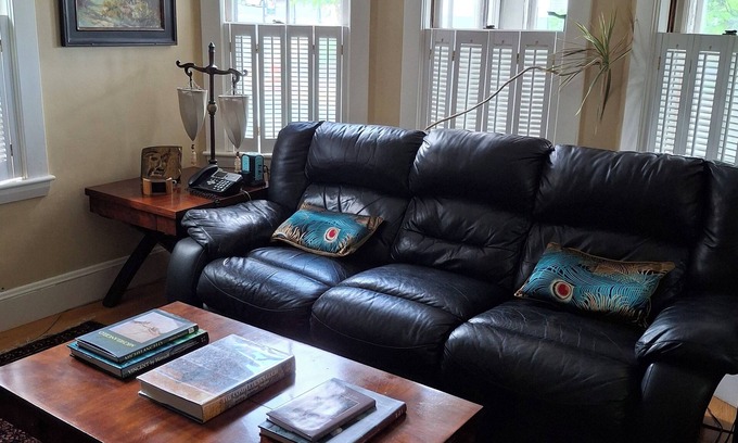 Readville Casa | 2nd Floor Apartment 5 minutes to the subway to Boston & Cambridge.