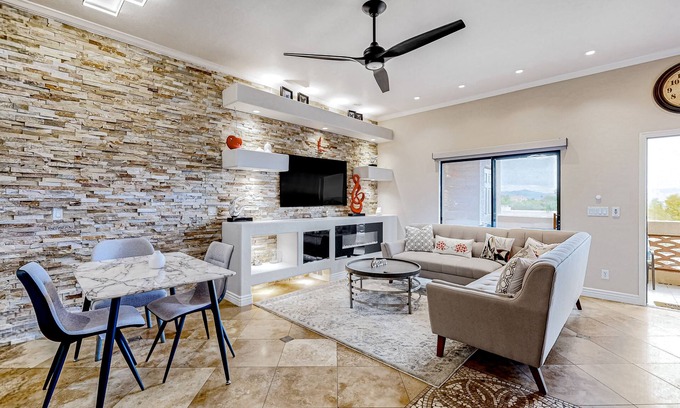Fountain Hills Condominio | 2nd-floor condo with fireplace, patio, pool, hot tub, mini golf, BBQ area, & AC