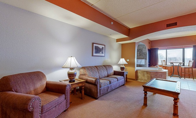 Wisconsin Dells Condominio | 2nd-floor condo with elevator, jetted tub, full kitchen, & fireplaces