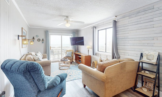 Holden Beach Condominio | 2nd-floor condo with ocean views, outdoor pool, tennis & beach access - dogs OK