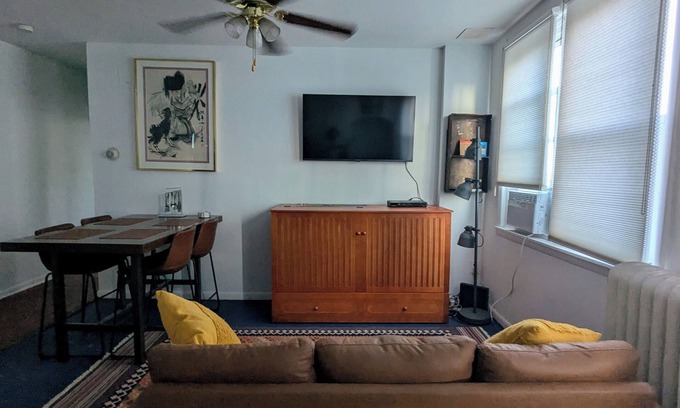 South Philadelphia Apartamento | 2nd Floor South Philly Apartment w/a view of Stadiums. Quiet street w/parking!