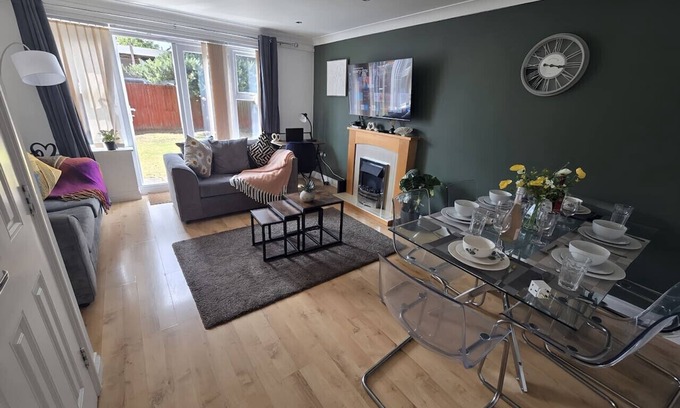 Bilston Casa | 2ndHomeStays I Bilston I Contractor-Friendly House
