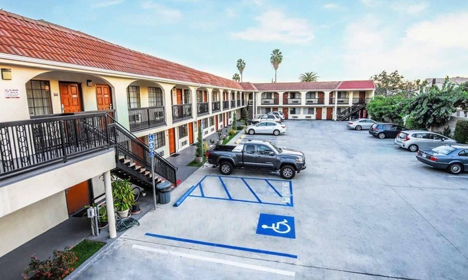 Glendale Casa | 2QNS-2 Queen Beds Non Smoking
