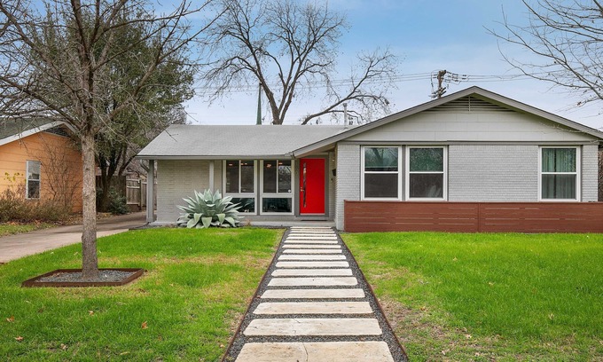 Windsor Park Casa | 3/2 10 min Downtown Near Restaurants, Pet-Friendly