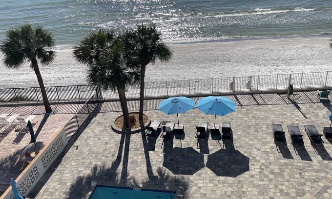 North Redington Beach Condominio | 3/2 condo w/large balcony directly on the Gulf of Mexico
