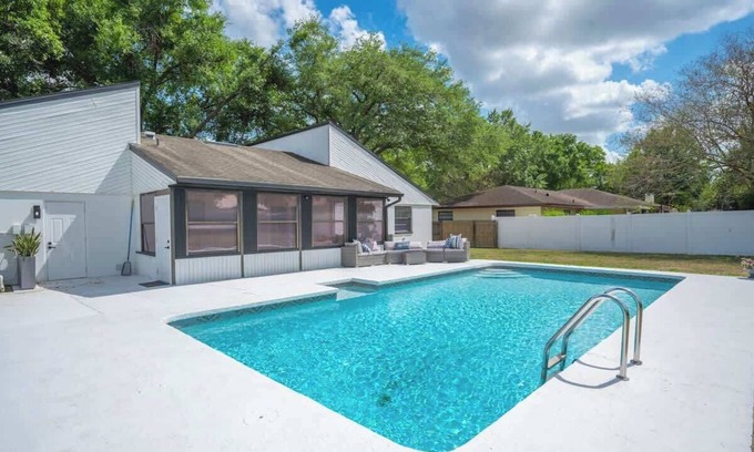 Lakeland Casa | 3/2 Home with pool / fitness gym / coffee