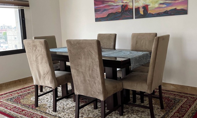 Suwailih Apartamento | (3) 3-bedroom family apartment near shopping, mosque; free indoor parking