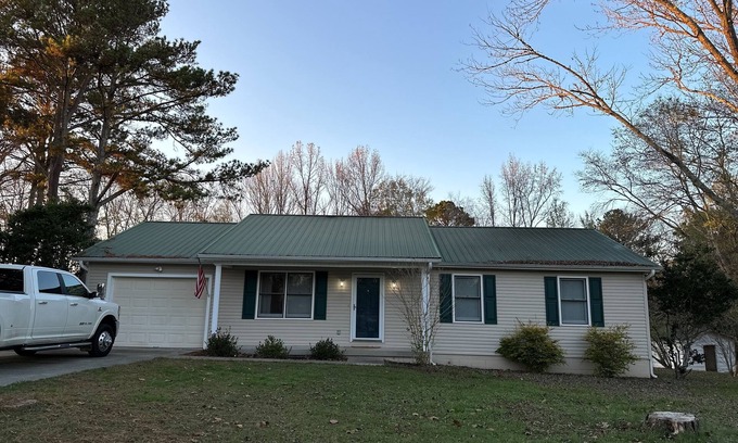 Scottsboro Casa | 3-5 mins from Goose Pond boat ramps, clean, inviting and many 5 star reviews!
