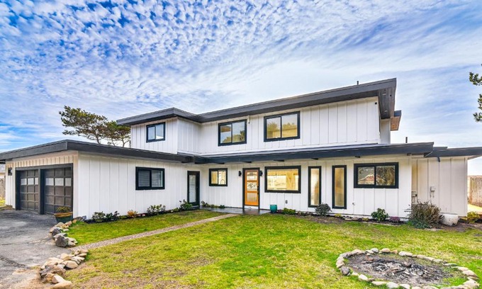 Warrenton Casa | 3-Acre Oceanfront Home Game Room and Fire Pit!