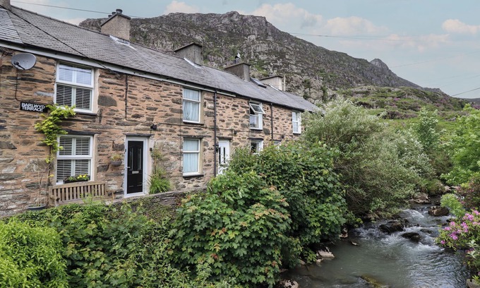 Tanygrisiau Cabaña | 3 BARLWYD TERRACE, pet friendly, with open fire in Blaenau Ffestiniog