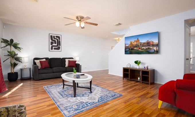 Braun's Farm Casa | 3 BD/2.5 BA*SeaWorld**Six Flags*Riverwalk*UTSA*Medical Center*Pool Table*B/Crib*