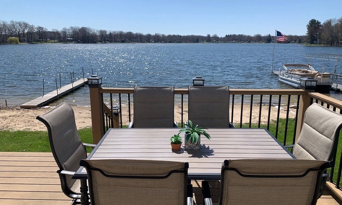 Coral Cabaña | 3-BD, 2 Bth, Lake Front cottage, Beach, dock, Fire Pit, Hot Tub in 2025