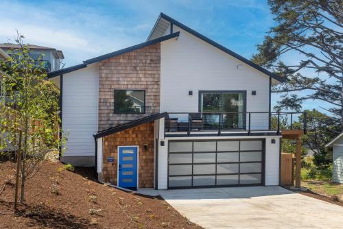 Lincoln City Casa | 3 bd 3 ba and Bunks - Blue Door Retreat - New in 2024