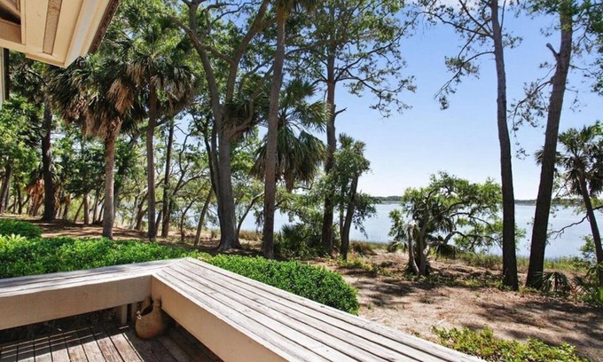Dataw Island Casa | Villa de 3 recámaras y 2 baños frente al mar en Dataw con muelle, bicicletas, piscina y pase para la playa.