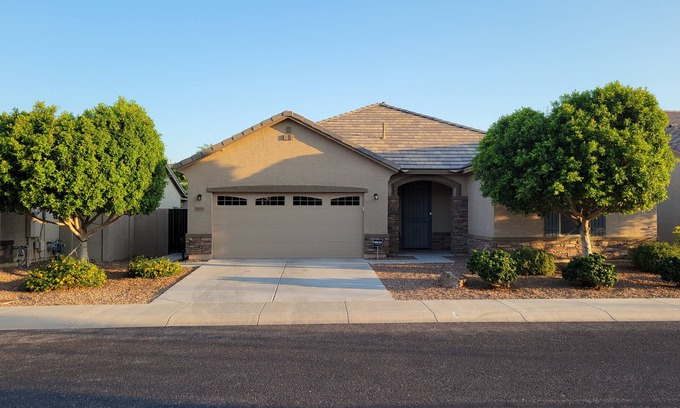 Surprise Farms Casa | 3 Bdrm, Hot Tub, Fire Pit, Putting Green. Close to MLB Spring Training Stadiums