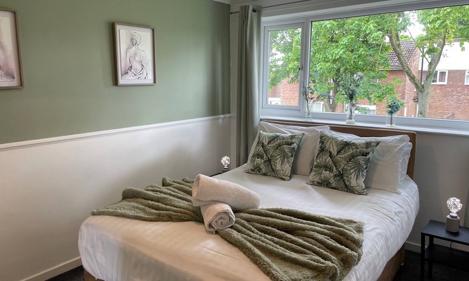 Newcastle-upon-Tyne Casa | 3 bdrm, with fab links & parking