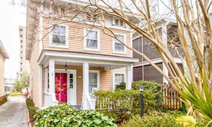 Wilmington Historic District Casa | 3-bed, 2.5 bathroom, Downtown Front St. Wilmington With Off Street Parking Lot