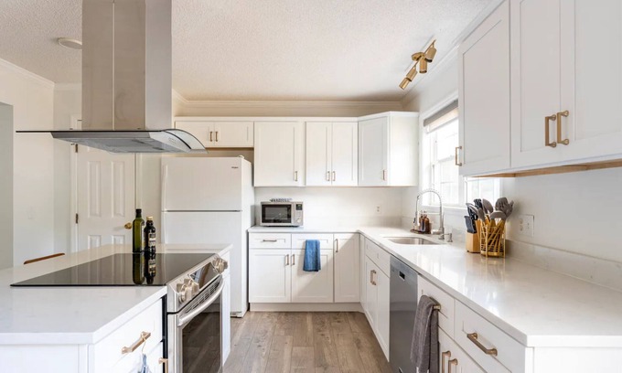 Leicester Casa | 3 Bed 2 Bath Cozy Mountain Home with Hot Tub and Farmland Views