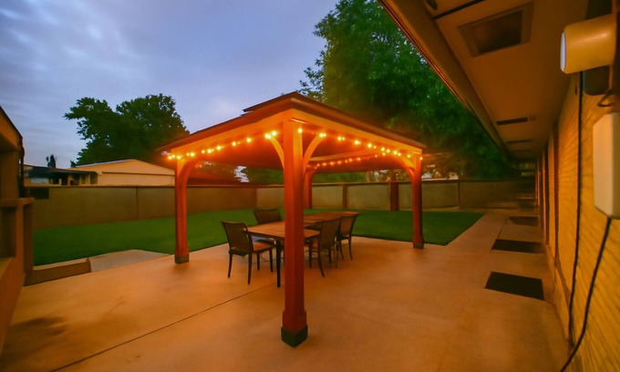 Roswell Casa | 3 bed 2 bath house with 2 king beds, fire pit, gazebo & pool table!