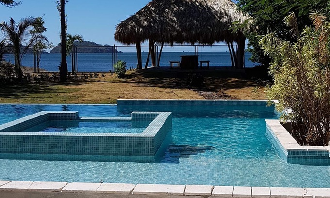 Potrero Condominio | Frente a la playa de lujo de 2 camas (máximo 8 personas) hermosa piscina infinita de sal.