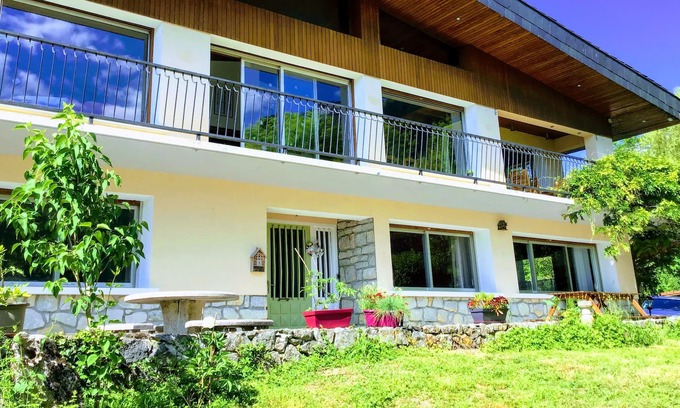 Entre-deux-Guiers Chalet De Esquí | 3-Bed Apartment in Chalet in Entre-Deux-Guiers