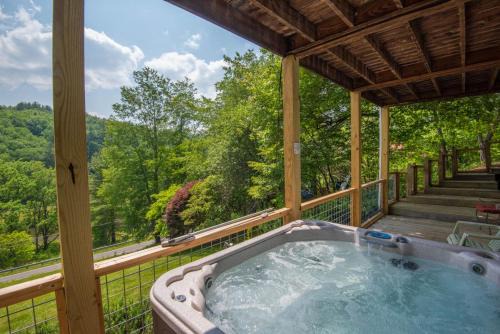 West Jefferson Casa | 3 Bed Cabin Overlooking the New River- HOT TUB, Fire Pit, Dogs OK