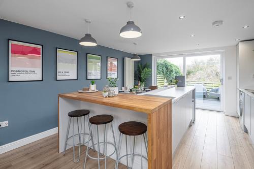 Llanfaelog Casa | 3 BED-EN-SUITE-PRIVATE-PARKING- Near RHOSNEIGR