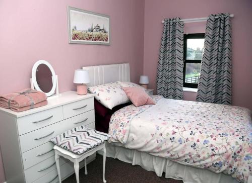 Strabane Casa | 3 Bed Farmhouse - Sleeps 6 - Wifi - Parking