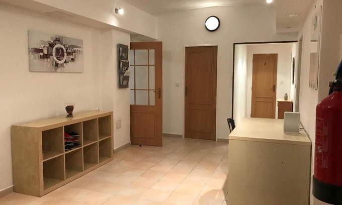 Vrsovice Apartamento | 3 Bed Flat - Sleeps 6 - Smoking - Parking - Wifi