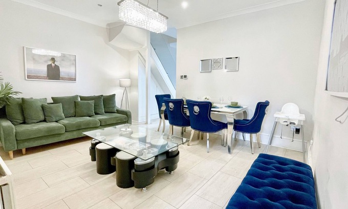 Loxford Casa | 3 bed home with Free parking & garden - Ilford