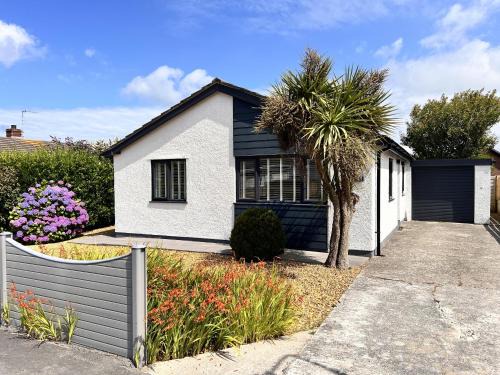Holyhead Casa | 3 Bed House - Sleeps 5 - Pets - Garden - Parking