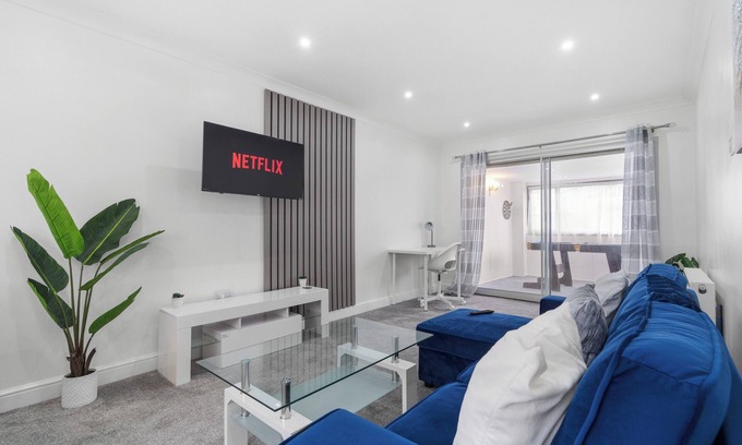 Staines Casa | Staines House-3bed-Sleeps7- FreeP-Close to Airport