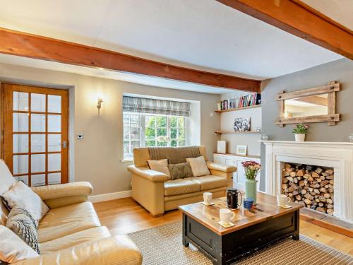 Weybourne Casa | 3 Bed in Weybourne KT144