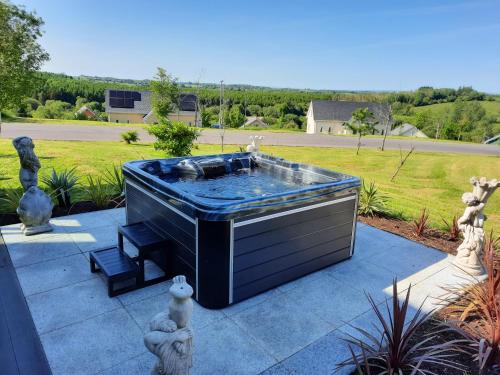 Belturbet Casa | 3 Bed-Sleeps 6-Pets-River View-Hot Tub