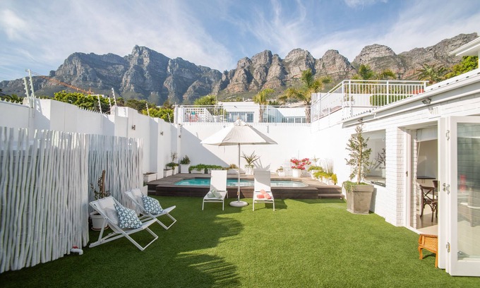 Camps Bay Villa | Villa de 3 dormitorios con piscina, jardín y vistas panorámicas de Table Mountain y el mar.