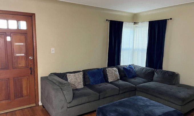 Redford Casa | 3-bedroom house in Detroit / Redford Township with WiFi, AC, 420 & pet friendly