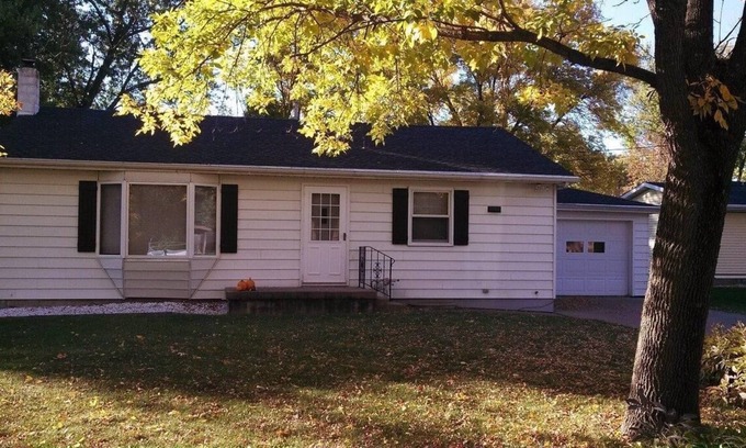 Bellevue Casa | 3 BEDROOM, 1 & 1/4 BATHS. WALKING DISTANCE TO MISSISSIPPI RIVER & COLE PARK