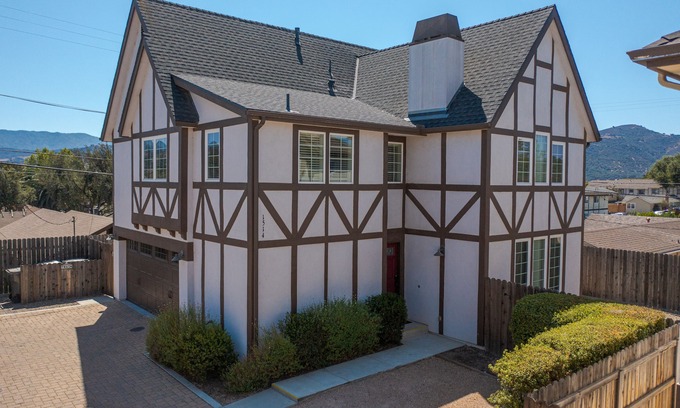 Solvang Casa | El centro de Solvang 3 habitaciones 2. 5 baños Casa danesa con encanto