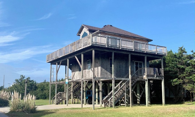 Frisco Casa | 3 Bedroom 2.5 Bath- Beautiful Oceanview Cottage 2 Minute Walk to Remote Beach.